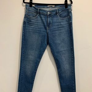 SOLD- Levi’s 710 super skinny jeans